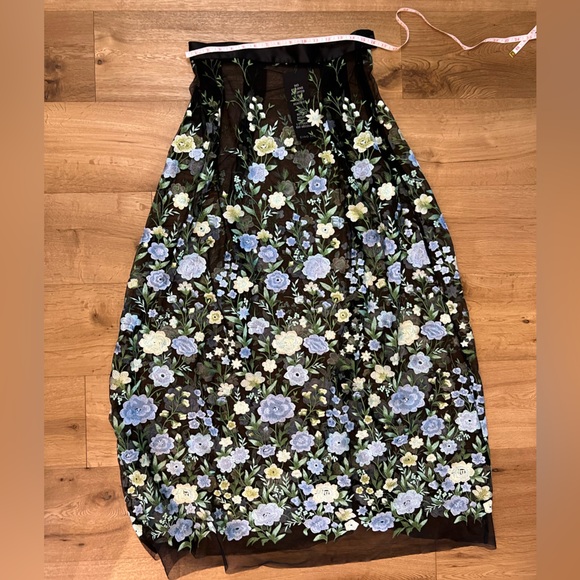 Beautiful embroidery skirt - Picture 3 of 8